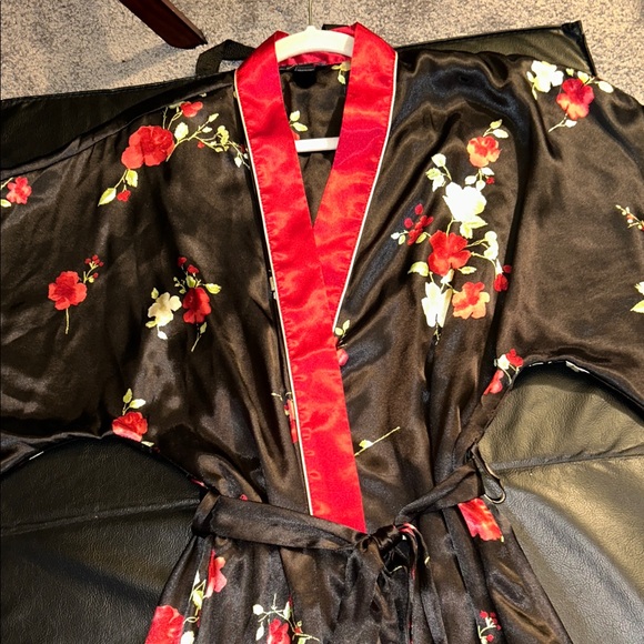 Jones New York women’s L/S Robe with a floral pattern- Brand new Size L/XL - Picture 2 of 9